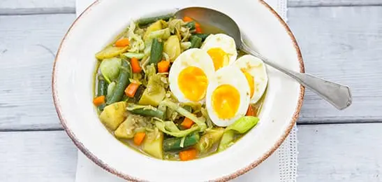 Recept van het Voedingscentrum: Groente-aardappelcurry met ei